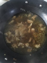 唇齿留香的平菇炒肉做法图解2)