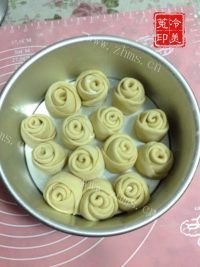 自制玫瑰花面包做法图解18)