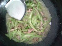 家常菜肉片炒西芹做法图解5)