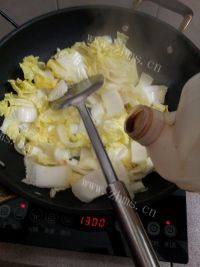 家常菜炒大白菜做法图解6)