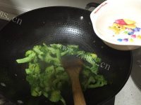 美味的热炒西蓝花做法图解6)