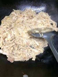 家常菜金针菇炒肉做法图解8)