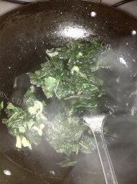 可口的香椿炒鸡蛋做法图解5)