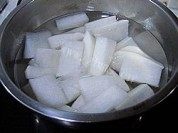 美味的萝卜脊骨汤做法图解6)
