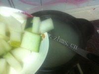浓郁冬瓜排骨薏米汤做法图解7)