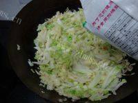 色味俱全的虾皮炒包菜做法图解5)
