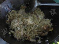 家常菜猪肉酸菜炖粉条做法图解8)