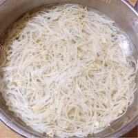 美味的麻辣金针菇做法图解6)