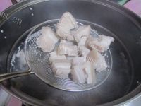 营养丰富的白菜猪肉炖粉条做法图解5)