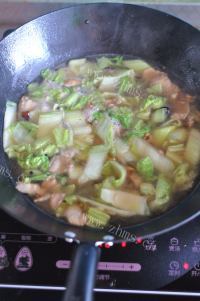 健康白菜炒肉浇面做法图解5)