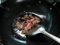 香辣辣炒鸡腿做法图解4)