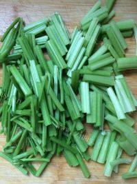 家常菜芹菜炒肉做法图解1)