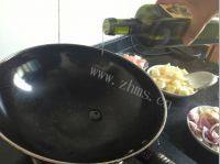 常吃不腻的土豆烧肉做法图解2)