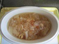 美味的银耳莲子炖雪梨
