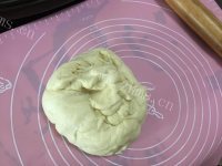 可口香葱培根沙拉面包做法图解4)