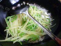 家常菜青椒炒土豆丝做法图解4)