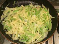 家常菜芹菜炒土豆丝做法图解11)