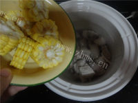 美味的玉米排骨汤做法图解4)