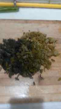 自制雪菜肥肠煲做法图解3)