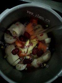 美味的排骨莲藕胡萝卜汤做法图解6)