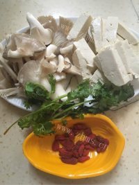 香气浓郁的豆腐鲫鱼汤做法图解2)