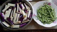 家常菜茄子炒豆角做法图解2)
