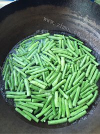 长豆角炒西红柿做法图解2)