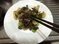美味的百合炒牛肉粒做法图解18)