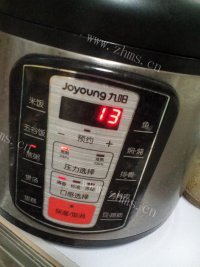 可口的皮蛋瘦肉粥做法图解5)