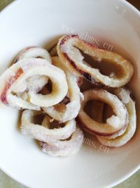 美味的炸鱿鱼圈做法图解1)
