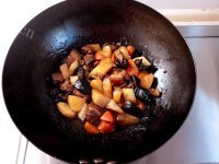 色泽鲜亮的红烧肉炖土豆做法图解7)