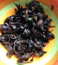 美味的西红柿木耳鸡蛋做法图解2)