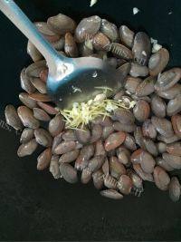 美味的清炒花蛤做法图解3)