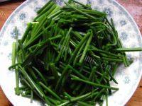 美味的韭菜苔炒鸡蛋做法图解2)