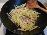 家常菜莴笋炒肉丝做法图解6)