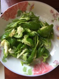 喷香的青椒土豆片做法图解2)