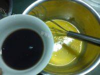 自制蜜豆蛋糕卷做法图解4)