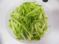 美味的蒜苔炒香肠做法图解1)