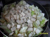 家常卷心菜炒豆腐做法图解9)