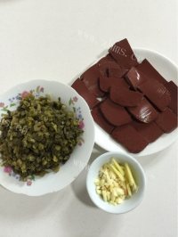 过瘾的酸菜烩猪血做法图解2)