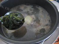 美味的大骨头汤做法图解8)