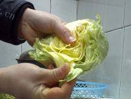 家常菜醋溜手撕包菜做法图解2)