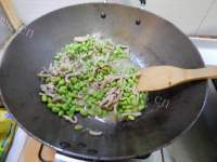 家常菜毛豆炒肉丝做法图解12)