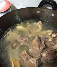 精制蛏干炖鸭做法图解7)