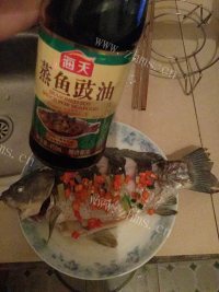 家常菜清蒸鲫鱼做法图解5)