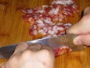 腊肠炒四季豆做法图解2)
