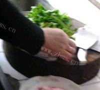 家常菜芹菜炒肉丝做法图解2)