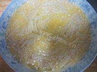 香嫩的金针菇炒蛋做法图解5)