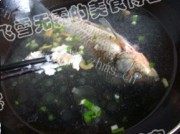 美味的鲫鱼青菜汤做法图解6)