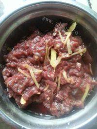 口味极佳的西兰花炒牛肉做法图解2)